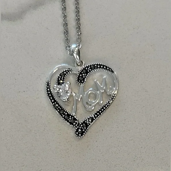 MOM pendant with chain - Picture 1 of 3
